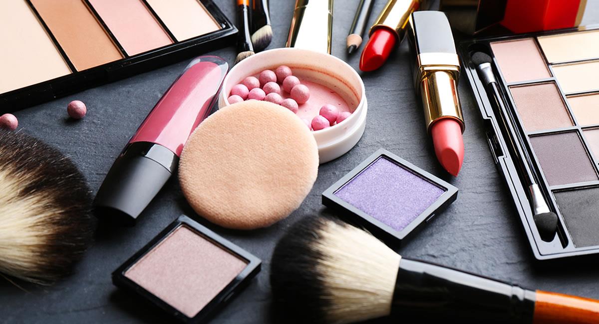 Productos esenciales que puedes llevar en tu cosmetiquera para que siempre logres verte y sentirte espectacular. Foto: Shutterstock