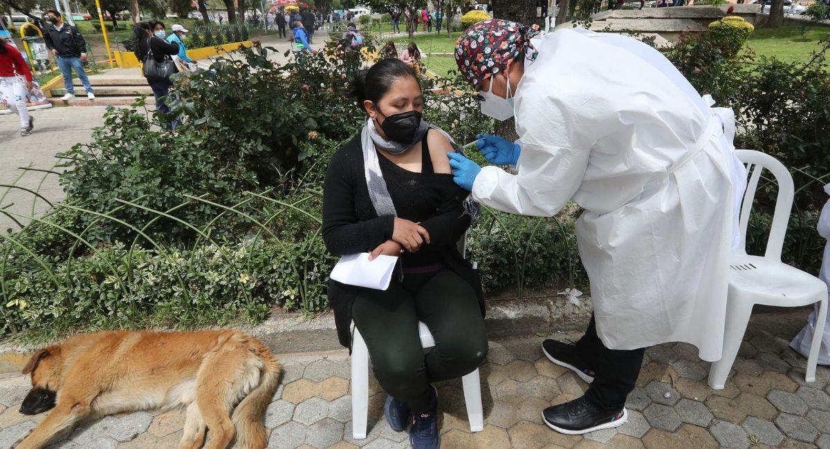 Un trabajador de la salud aplica una vacuna contra el covid-19 en La Paz. Foto: EFE