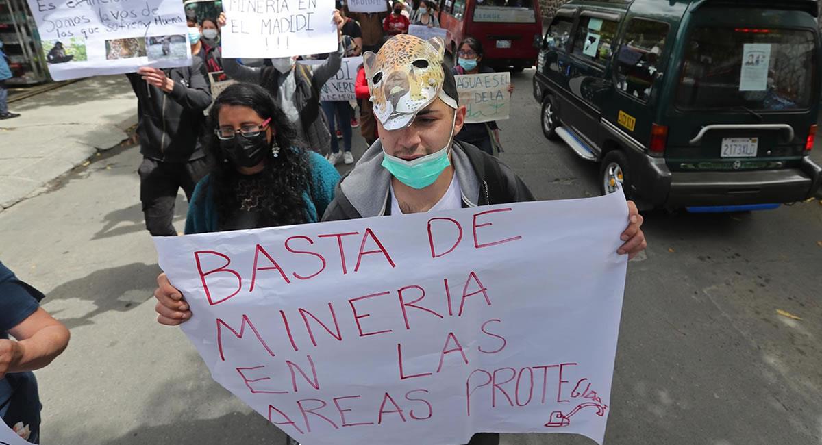 Decenas de activistas por el medioambiente protestan en contra de las actividades mineras ilegales denunciadas en el parque boliviano Madidi. Foto: EFE