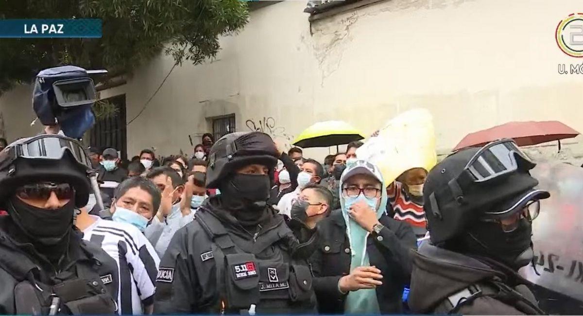 Policías a la espera de la salida de Jeanine Áñez del penal de Miraflores. Foto: Youtube