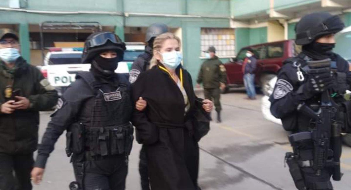 Jeanine Áñez siendo trasladada por un contingente policial. Foto: ABI