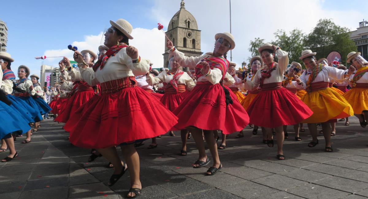 Bailarines se presentan en el inicio de las celebraciones del carnaval. Foto: EFE