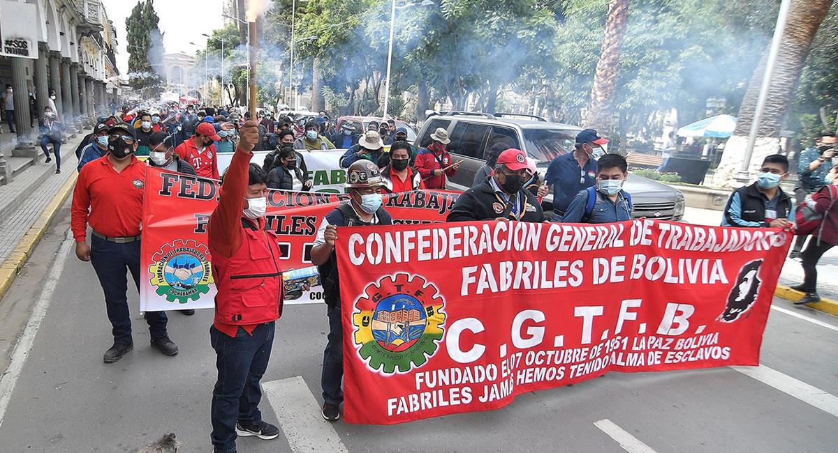 Integrantes de la central Obrera Departamental de Cochabamba realizan una marcha en reclamo por sus derechos Laborales. Foto: EFE