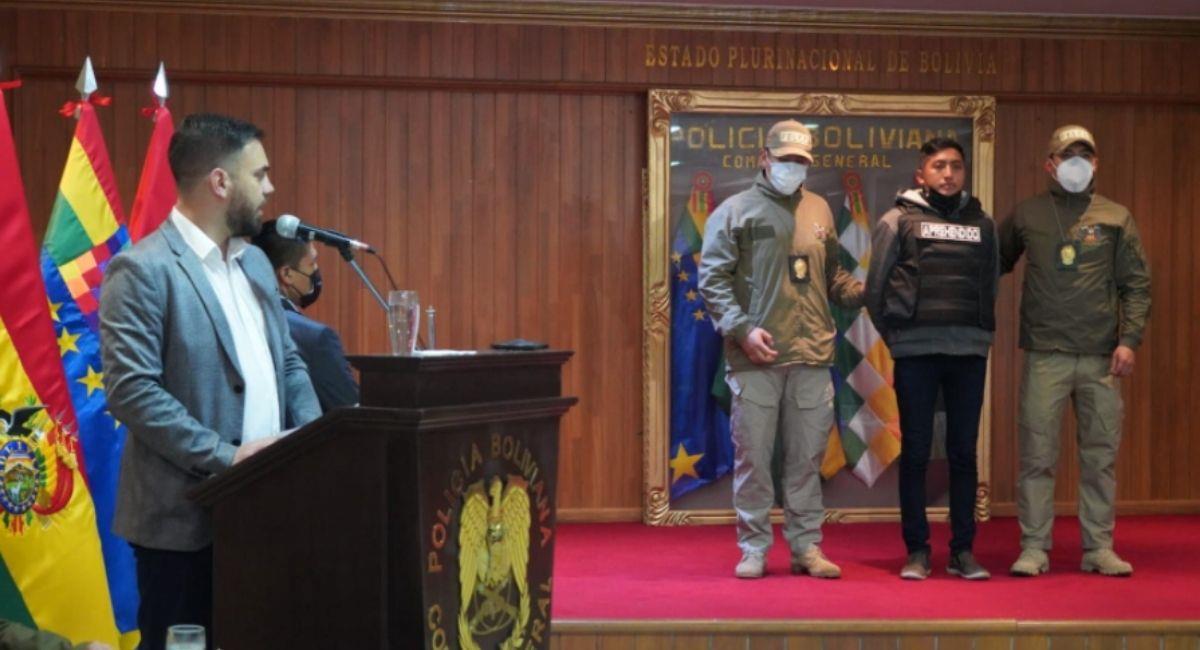 Ministro de Gobierno presentando al feminicida recapturado en El Alto. Foto: ABI