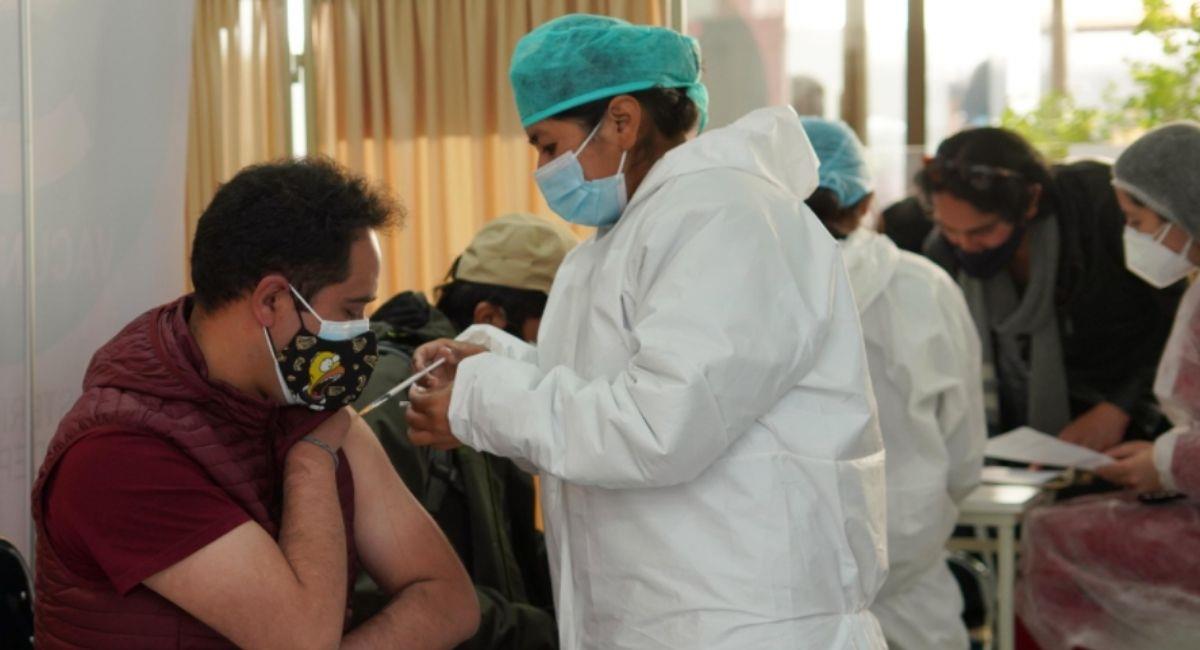 Personal de salud vacunando contra el COVID-19  a una persona. Foto: ABI
