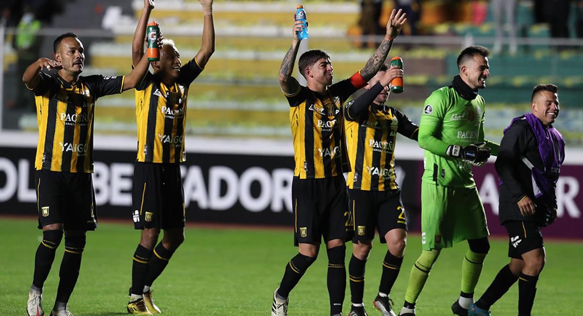 Jugadores de The Strongest celebran la victoria en el estadio Hernando Siles. Foto: EFE