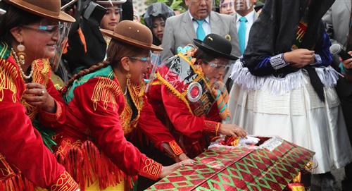 El picaresco Pepino vuelve a su ataúd y cierra el Carnaval boliviano