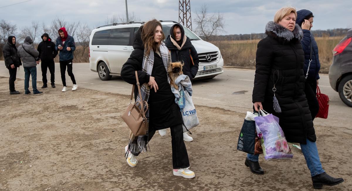 Ucranianos huyen de la guerra. Foto: EFE