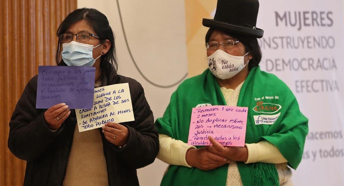 Autoridades mujeres que piden justicia política para las mujeres perseguidas por la política en Bolivia. Foto: EFE