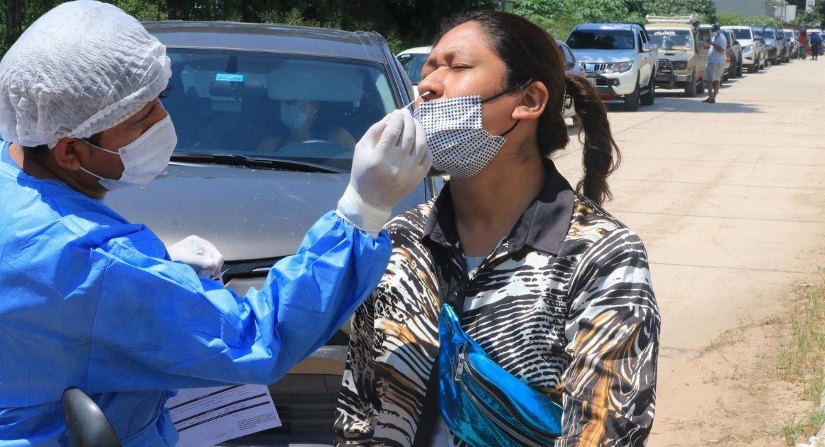 Una persona se realiza una prueba PCR en Santa Cruz. Foto: EFE