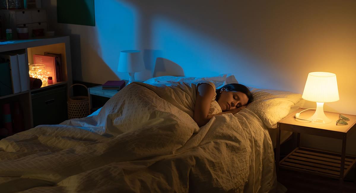 Según estudio, dormir con la luz encendida podría daña tu salud. Foto: Shutterstock