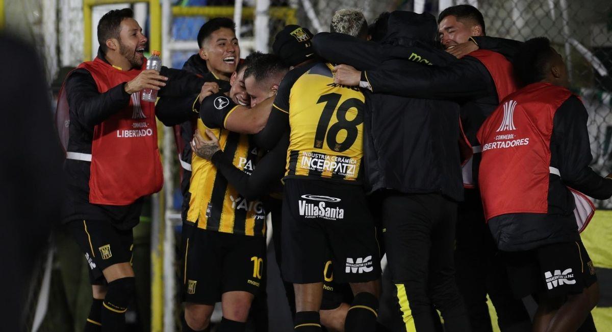 Jugadores de The Strongest celebran el gol que les aseguró la llave a la fase de grupos en Copa Libertadores. Foto: EFE