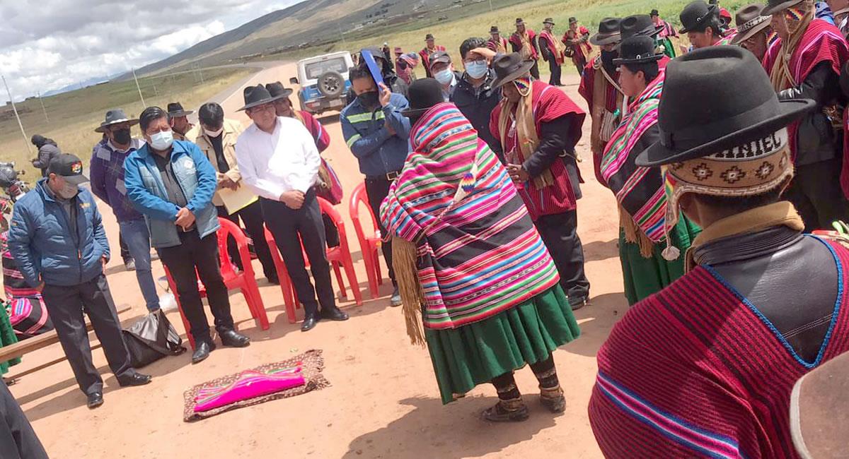 Gobierno y pobladores inician diálogo sobre la ejecución de la doble vía Río Seco-Desaguadero. Foto: ABI