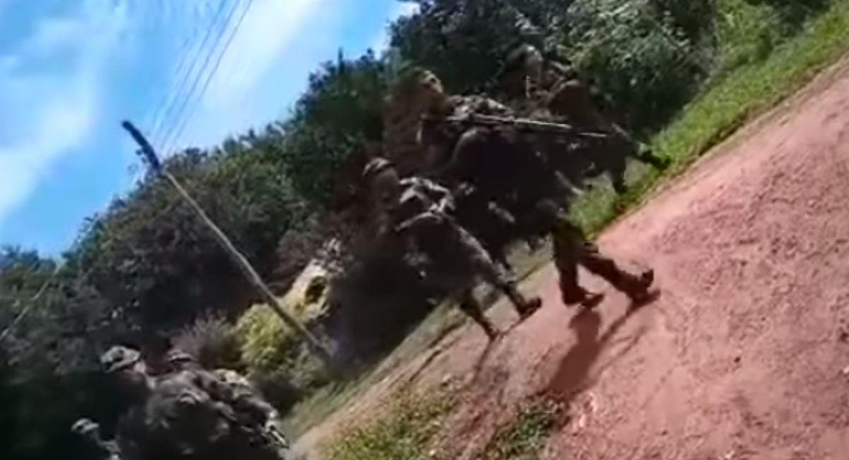 Militares brasileños armados ingresando a territorio boliviano. Foto: Youtube