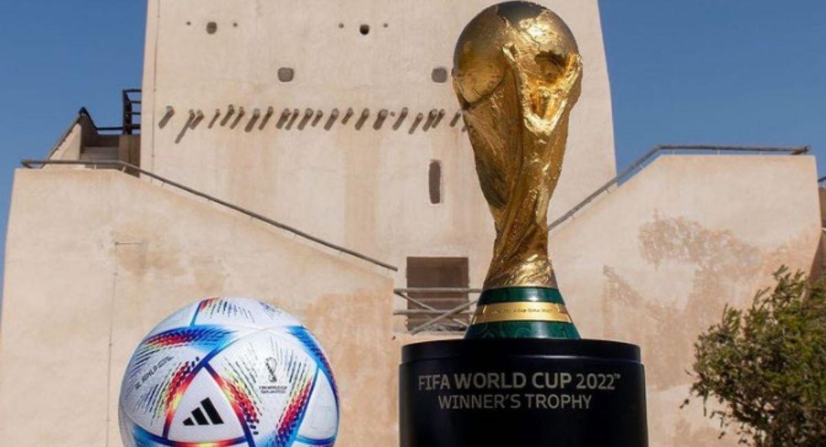 Copa del Mundo al lado del balón oficial para Qatar 2022. Foto: Instagram