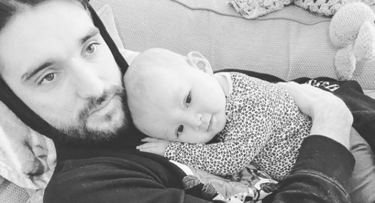Tom Parker junto a su bebé. Foto: Instagram