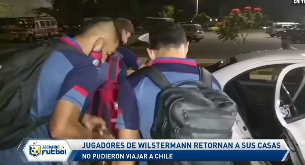 Jugadores retirándose del aeropuerto Jorge Wilstermann. Foto: Youtube