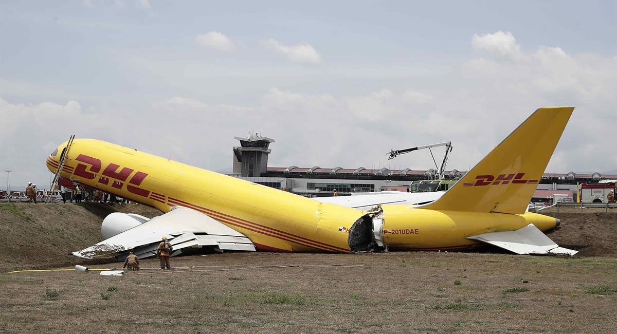 El avión pertenece a DHL que se ha partido en dos tras haberse salido de pista por un problema hidráulico. Foto: EFE