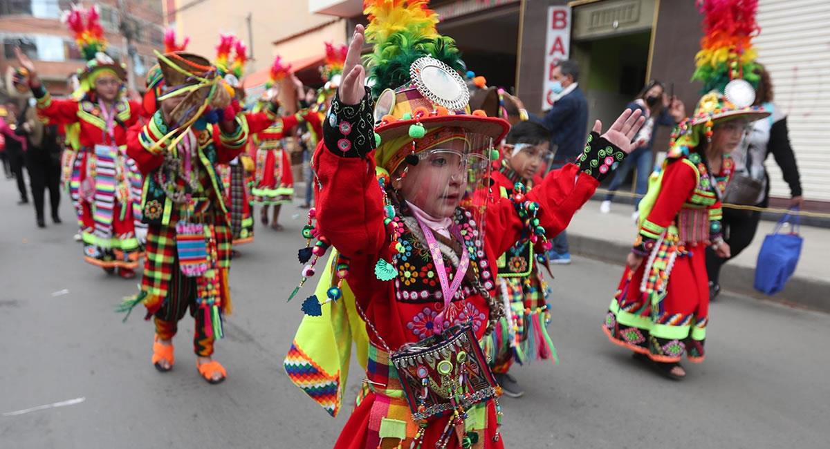 Grupos de niños participan en el "mini" desfile de danzas del Gran Poder, en La Paz. Foto: EFE