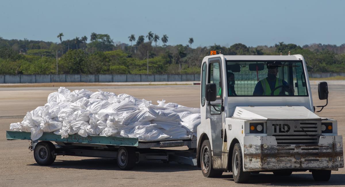 Llega a Cuba donación de siete mil libras de leche en polvo. Foto: EFE