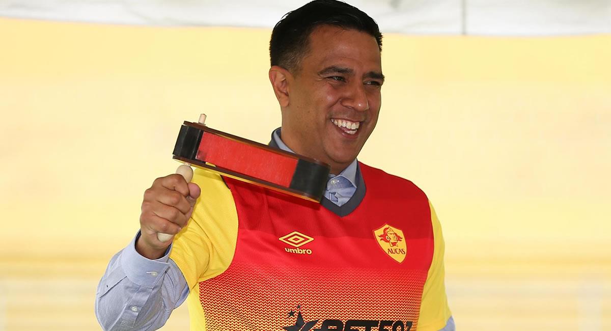 El entrenador venezolano César Farías posa con la camiseta del Aucas. Foto: EFE