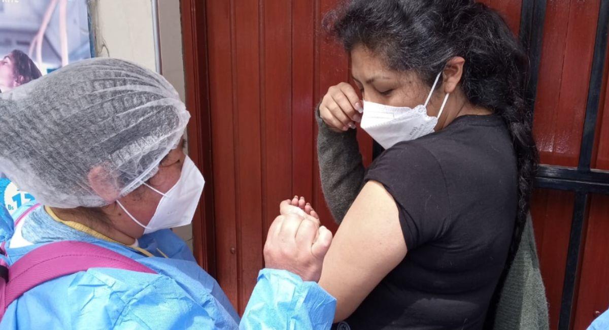 Una mujer boliviana recibiendo la vacuna. Foto: ABI