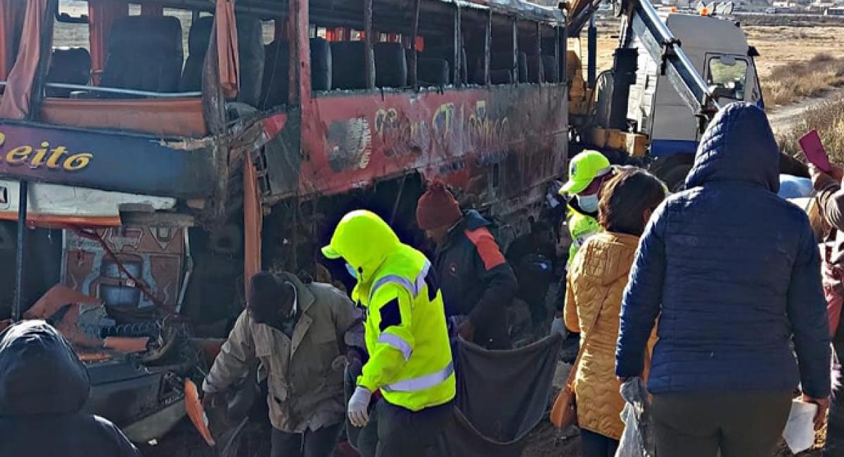 Trágico accidente de un bus deja un saldo de cinco muertos y 15 heridos. Foto: Twitter @grupoeldeber