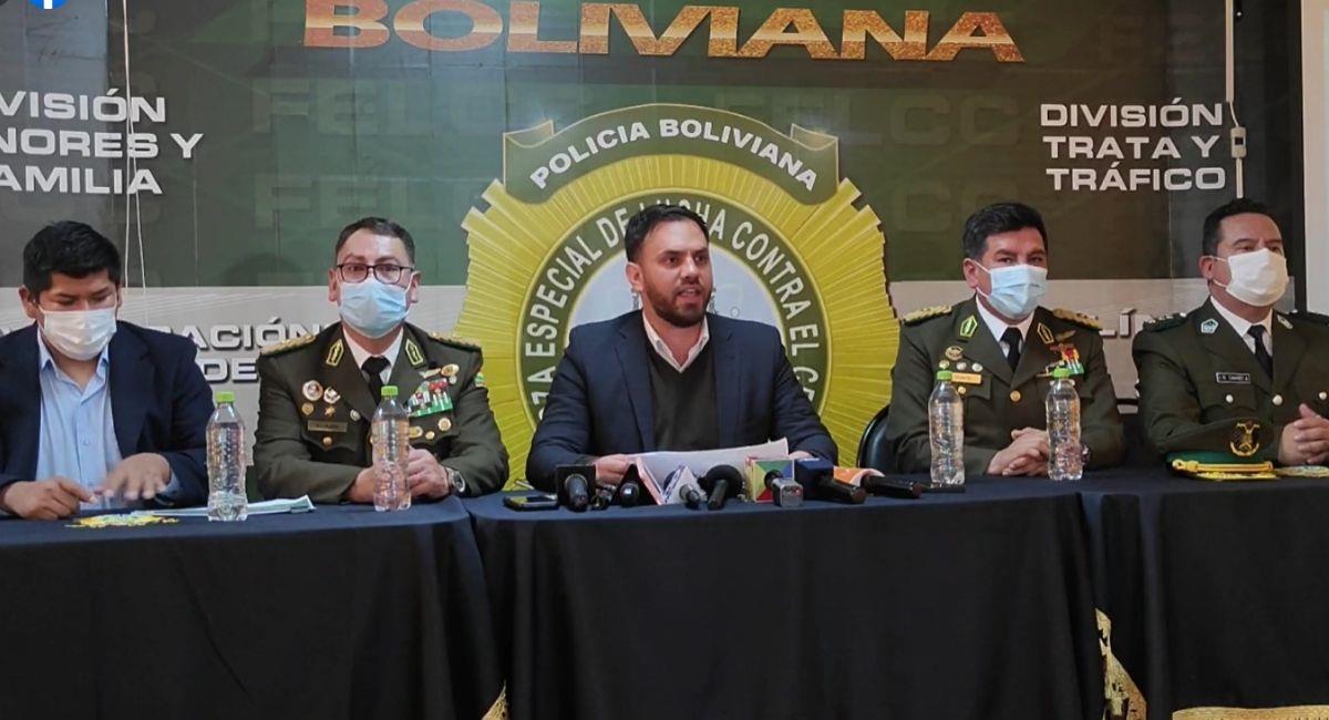 Ministro de Gobierno con autoridades de la Policía Boliviana en conferencia de prensa. Foto: Facebook