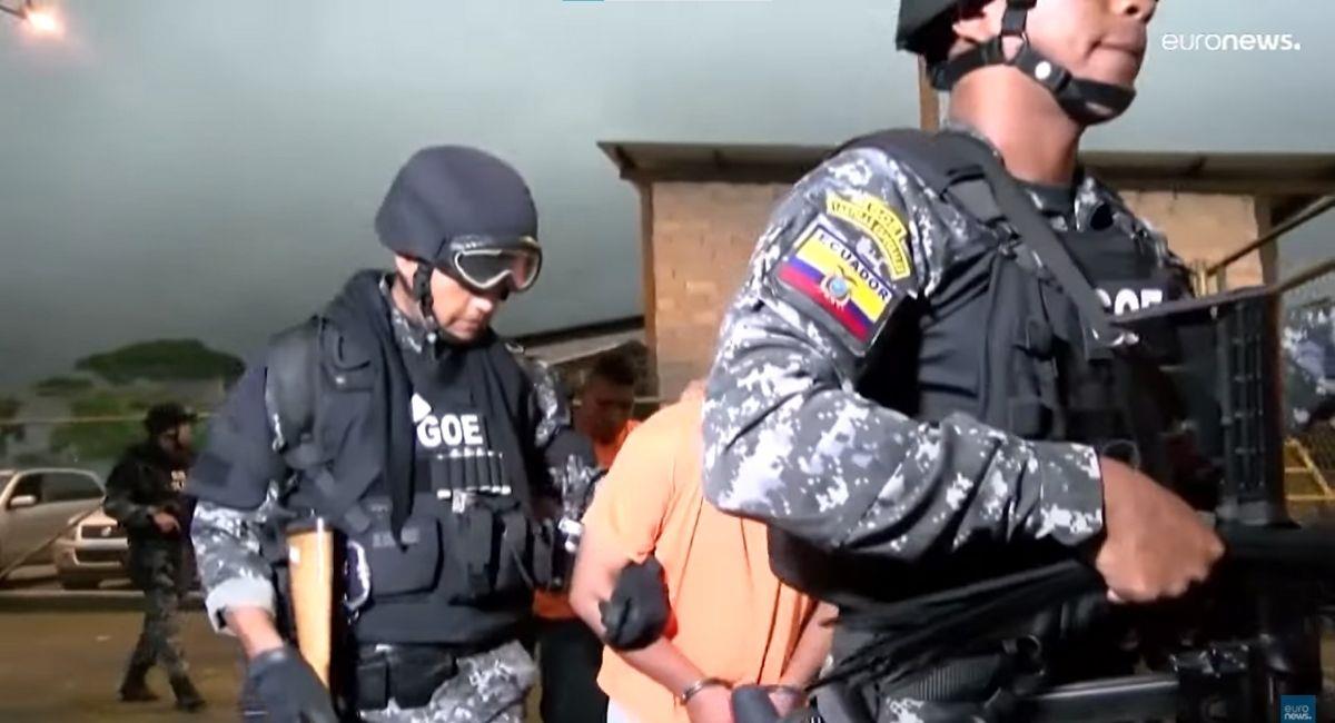 Policías trasladando a presos recapturados en Ecuador. Foto: Youtube