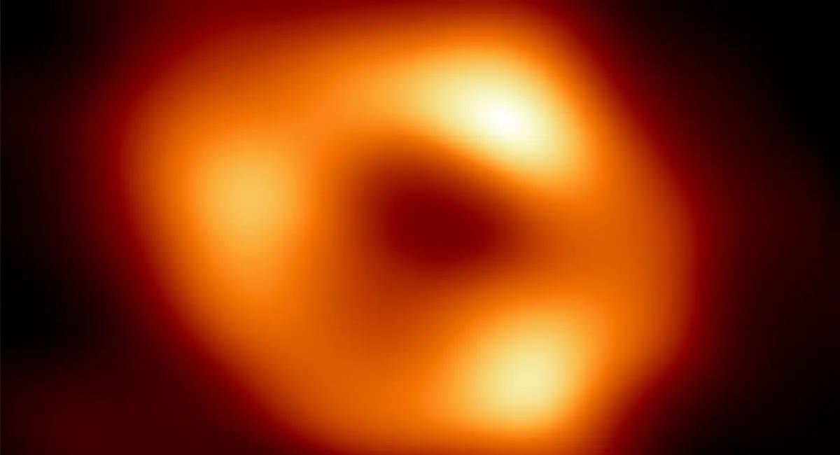 Esta es la primera imagen de Sagitario A*, el agujero negro del corazón de la Vía Láctea. Foto: Twitter @NASA