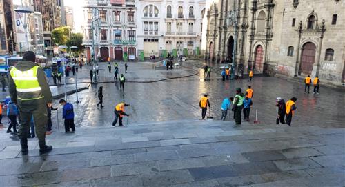 Detenidos por consumir bebidas alcohólicas limpiaron plazas y calles de El Alto