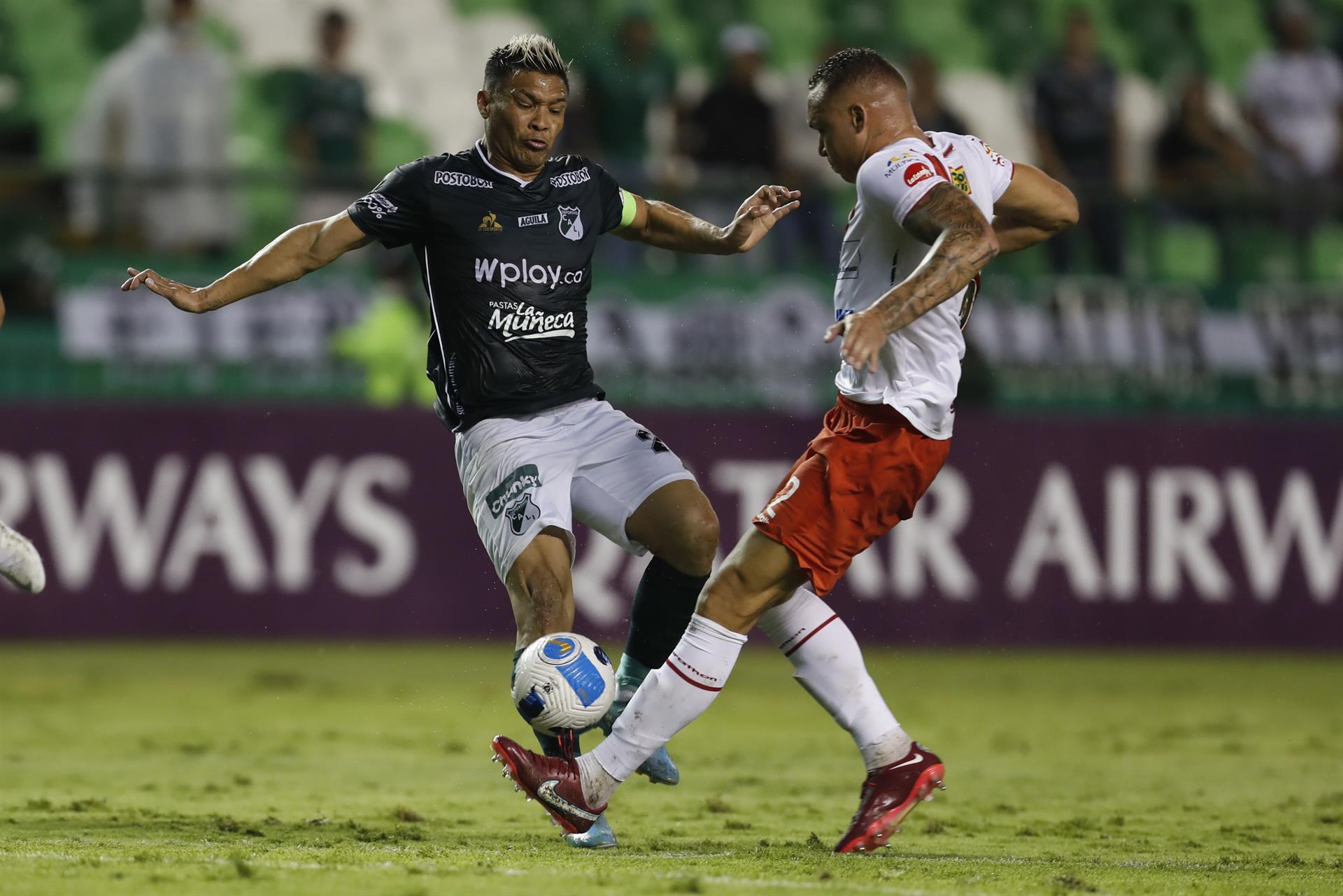 Teofilo Gutiérrez (i) de Deportivo Cali disputa un balón con Luis Adrián Martínez de Always Ready hoy, en partido de Copa Libertadores. Foto: EFE