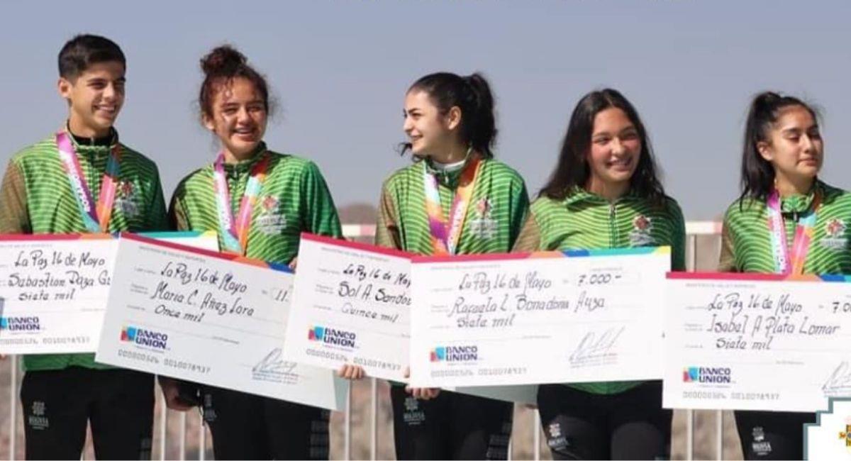 Atletas bolivianos medallistas en los Juegos Sudamericanos de la Juventud premiados. Foto: Facebook