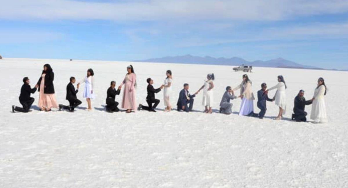 Parejas en la boda colectiva en el Salar de Uyuni. Foto: Facebook