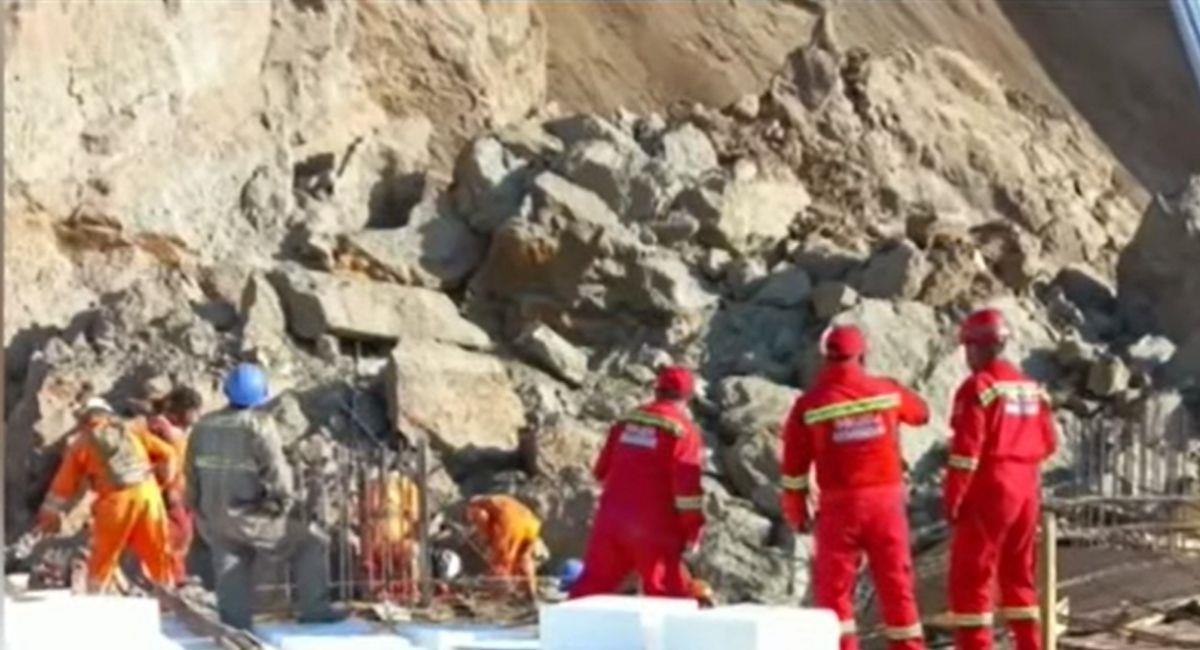Rescatistas intentando encontrar a obreros al día siguiente de la caída del Alud. Foto: Youtube