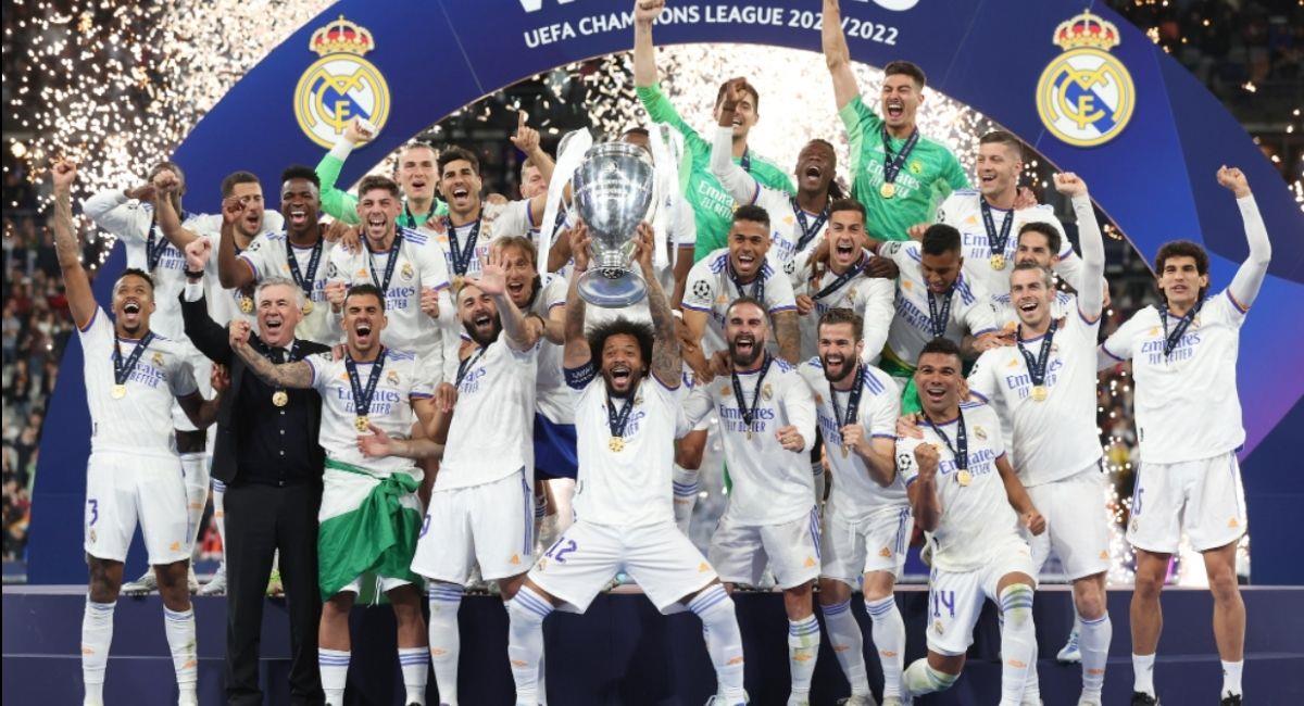 Momento en que levantan la copa como campeones de la Champions League en París. Foto: Facebook