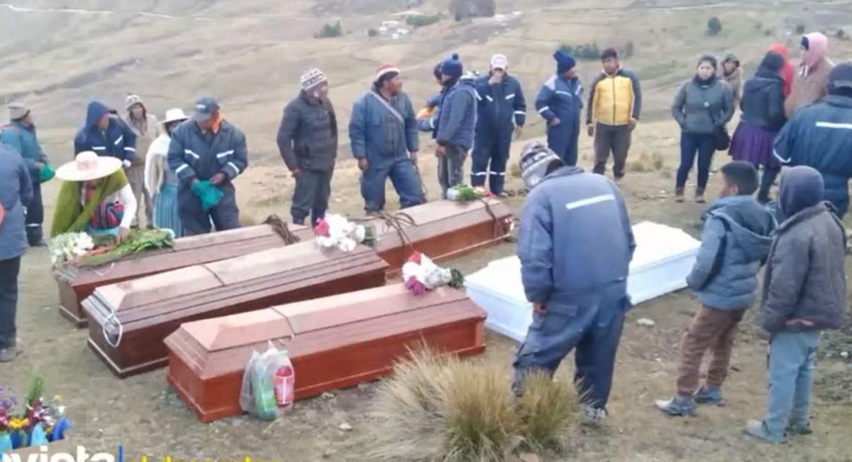 Comunarios de Cocapata a punto de enterrar a os cuerpos. Foto: Youtube