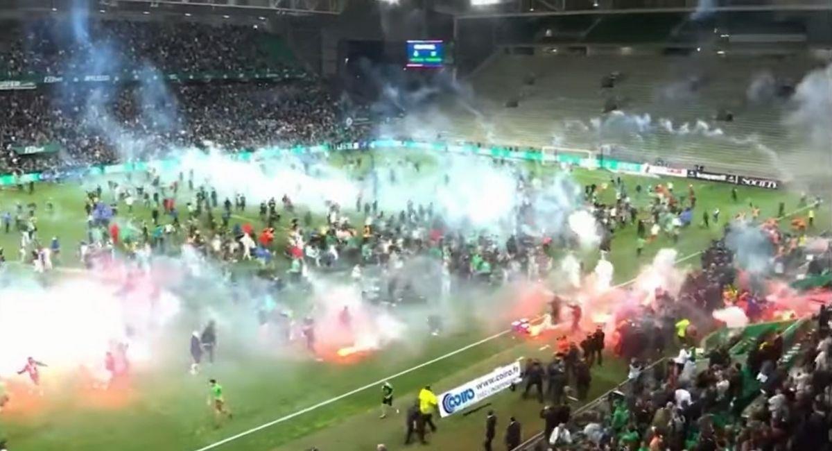 Ataques dentro del estadio de Saint Etienné en Francia. Foto: Youtube