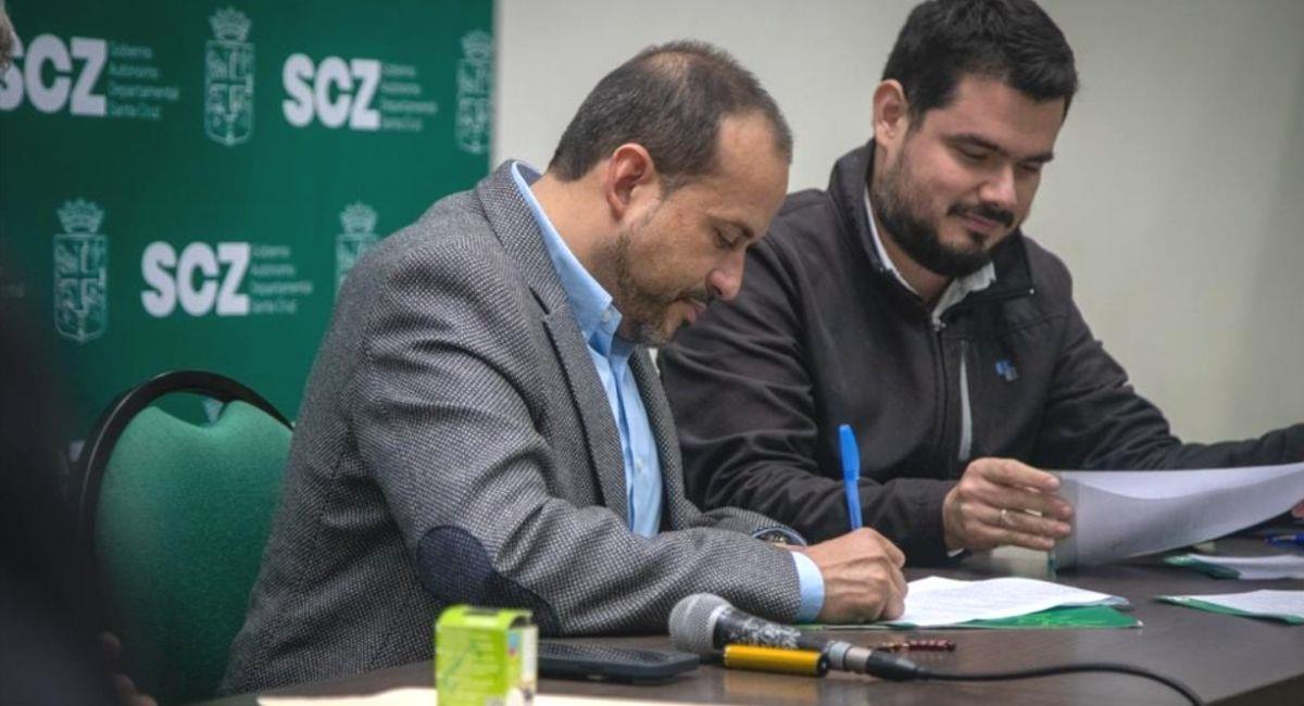 El gobernador de Santa Cruz Luis Fernando Camacho firmando el acta de acuerdo. Foto: Facebook