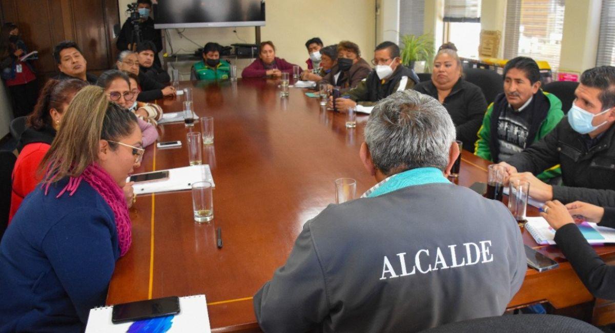 El alcalde de La Paz, Iván Arias reunido con dirigentes y pasantes de fraternidades del Gran Poder. Foto: Facebook