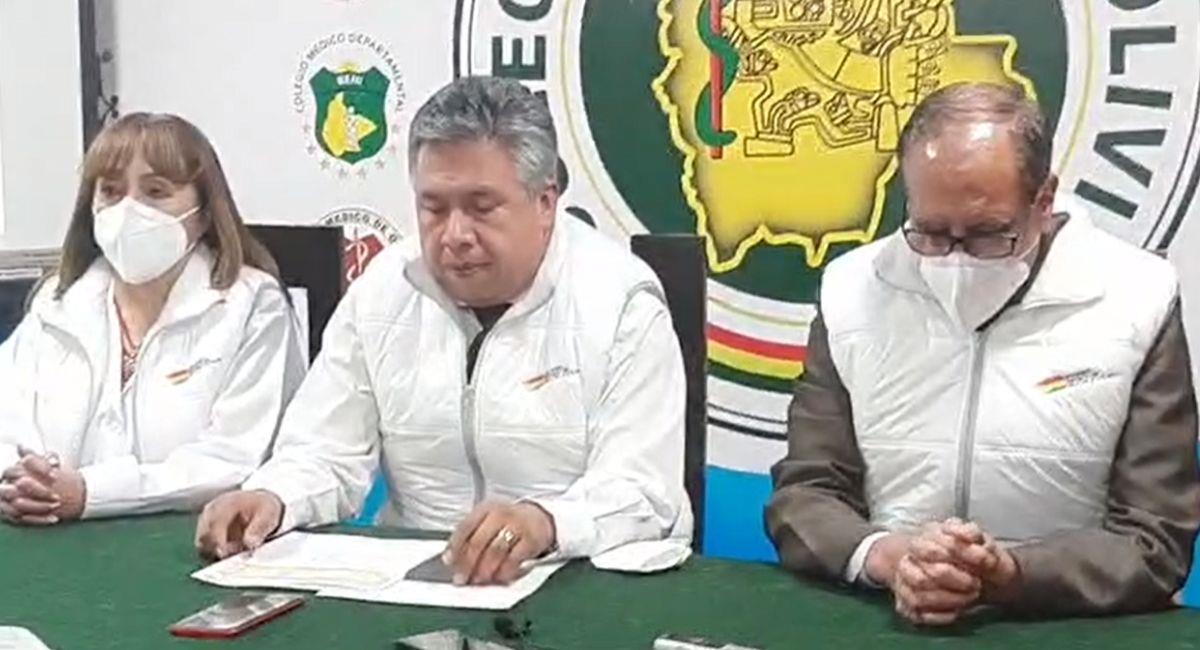 Presidente del Colegio Médico de Bolivia junto a autoridades de salud en conferencia de prensa. Foto: Facebook
