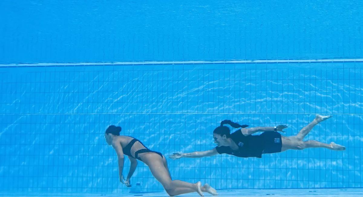 Momento en que la entrenadora rescata a la nadadora Anita Álvarez. Foto: Youtube