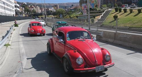 Bolivia celebra el Día Mundial del Escarabajo, el automóvil que no pasa de moda