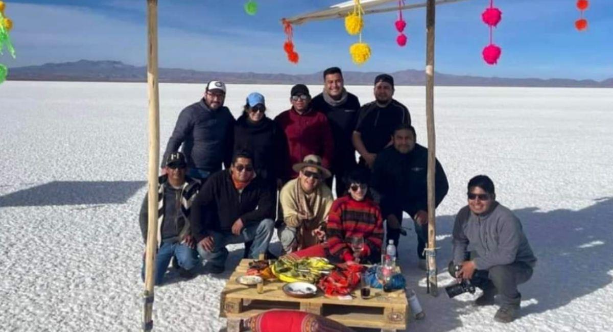 Christian Nodal y Cazzu junto al equipo de turismo que los acompaño en el Salar de Uyuni. Foto: Youtube