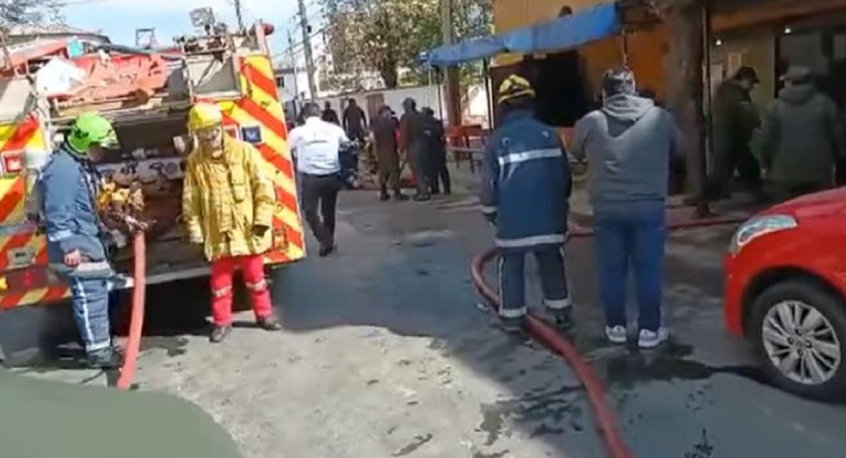 Captura de pantalla: Bomberos intentas sofocar el incendio. Foto: Twitter