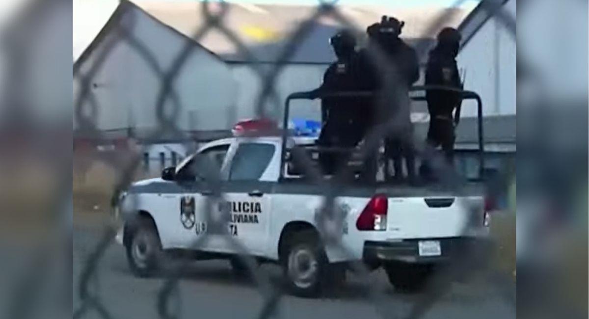Policías mientras trasladaban a Misael Nallar hasta La Paz. Foto: Youtube