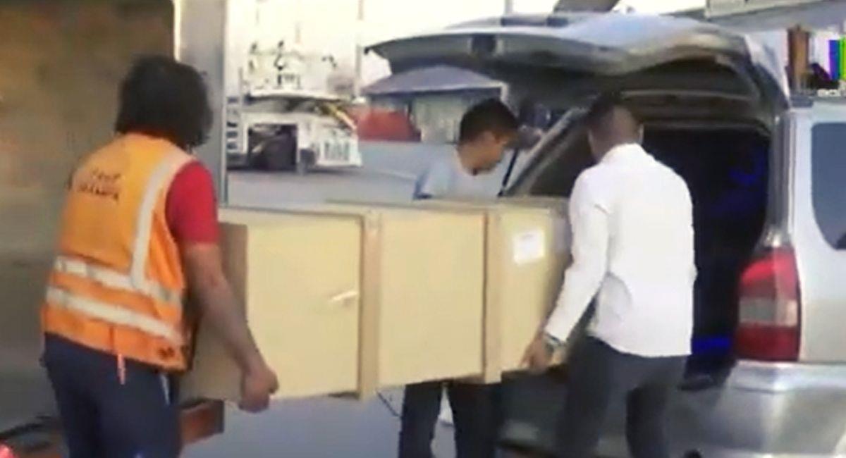Momento de la llegada de los restos de la víctima a Bolivia. Foto: Youtube