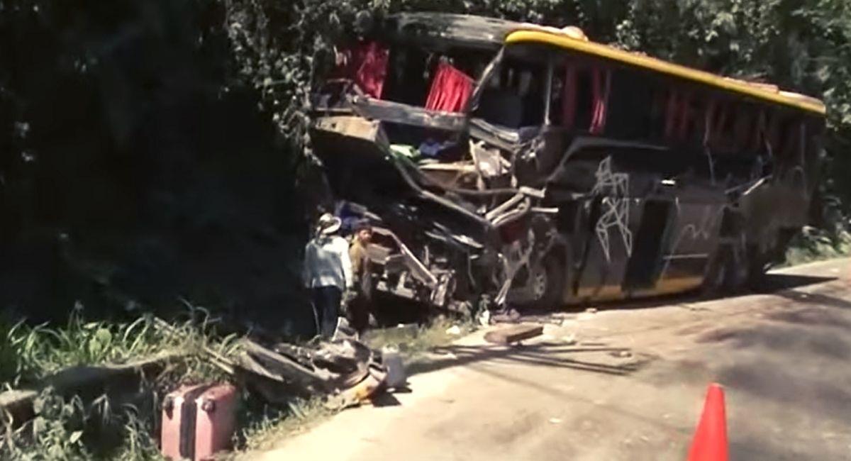 Bus colisionado en la carretera Santa Cruz Cochabamba. Foto: Youtube