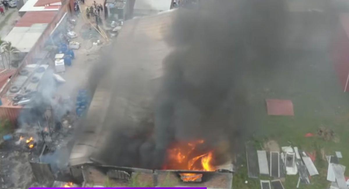 Incendio del depósito de la empresa transportadora. Foto: Youtube