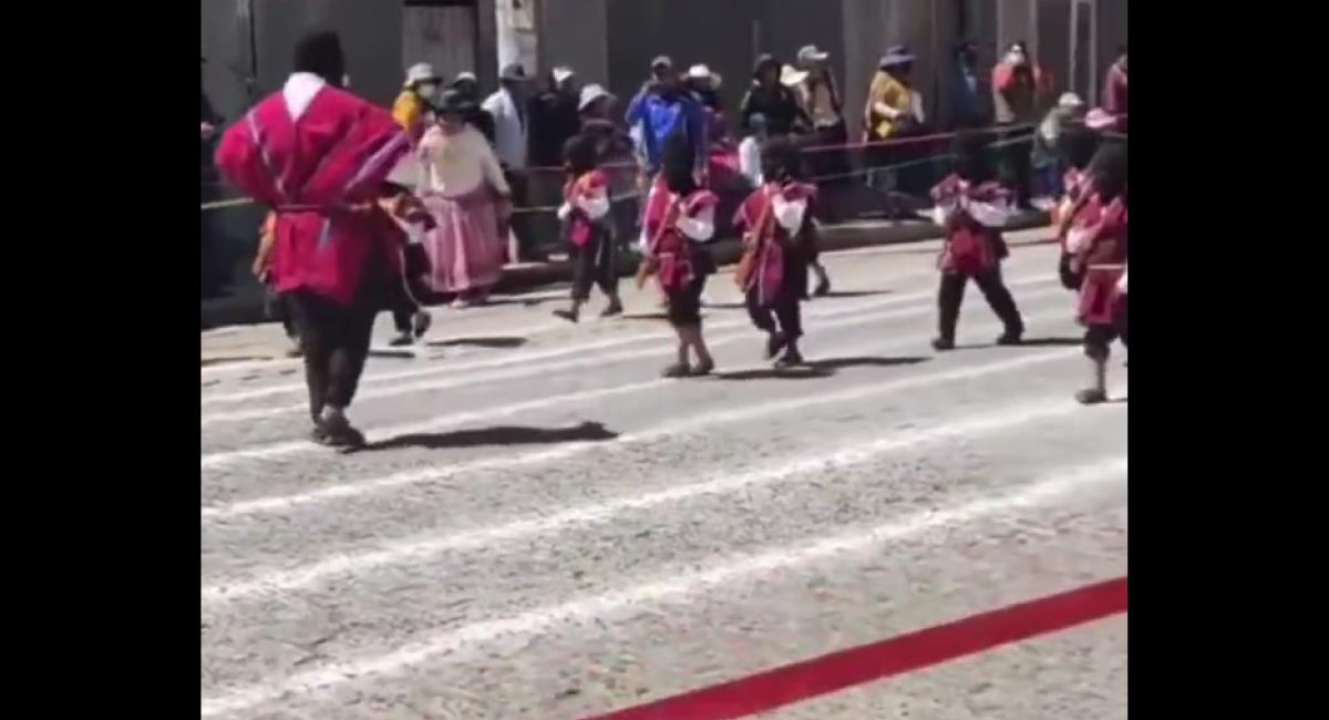 Captura de pantalla. Niños vestidos de ponchos rojos encapuchados. Foto: Twitter